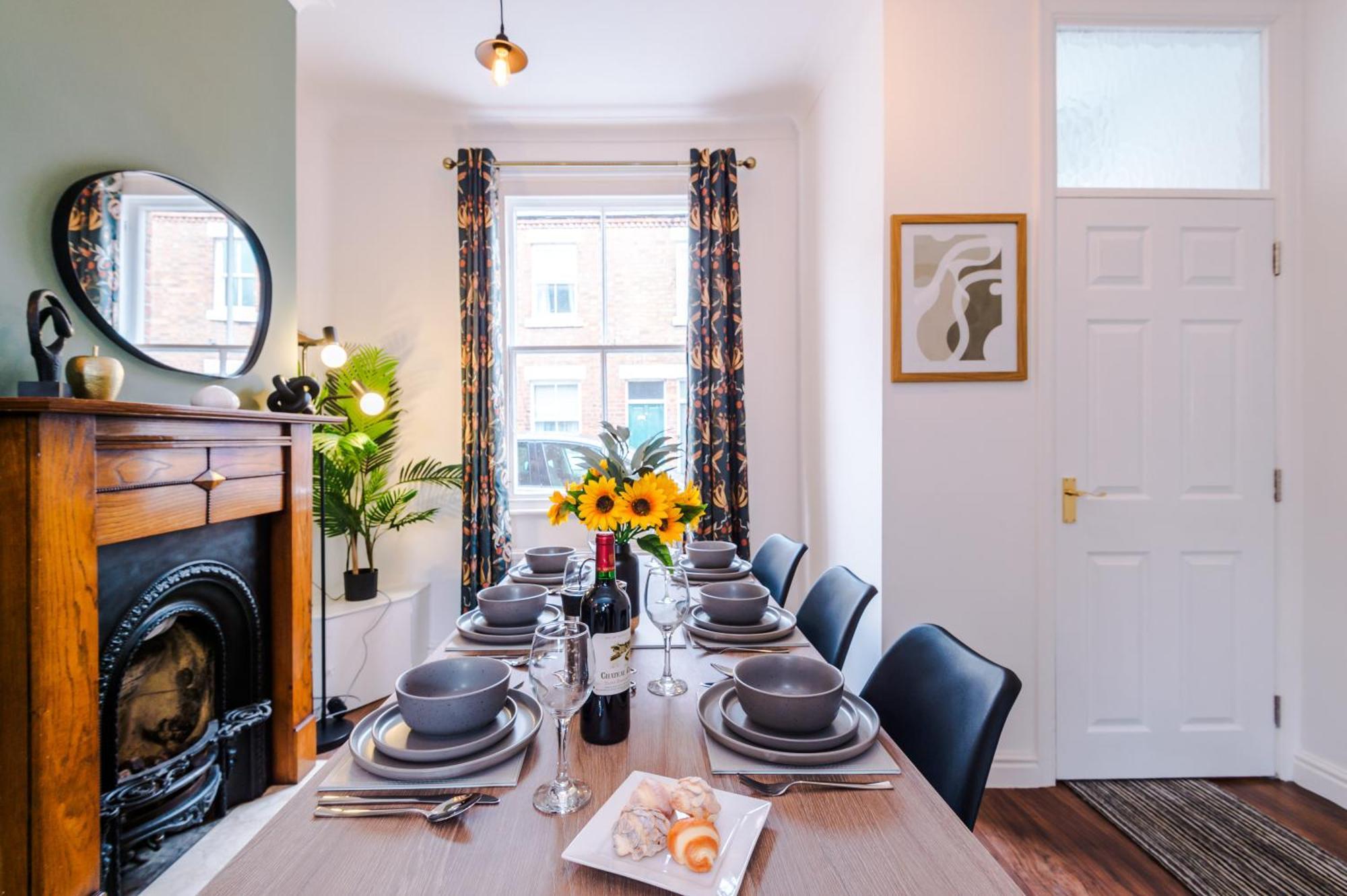 New! Stunning 2-Bed City-Centre Home In Chester By 53 Degrees Property - Ideal For Couples & Groups - Sleeps 6! Exterior photo