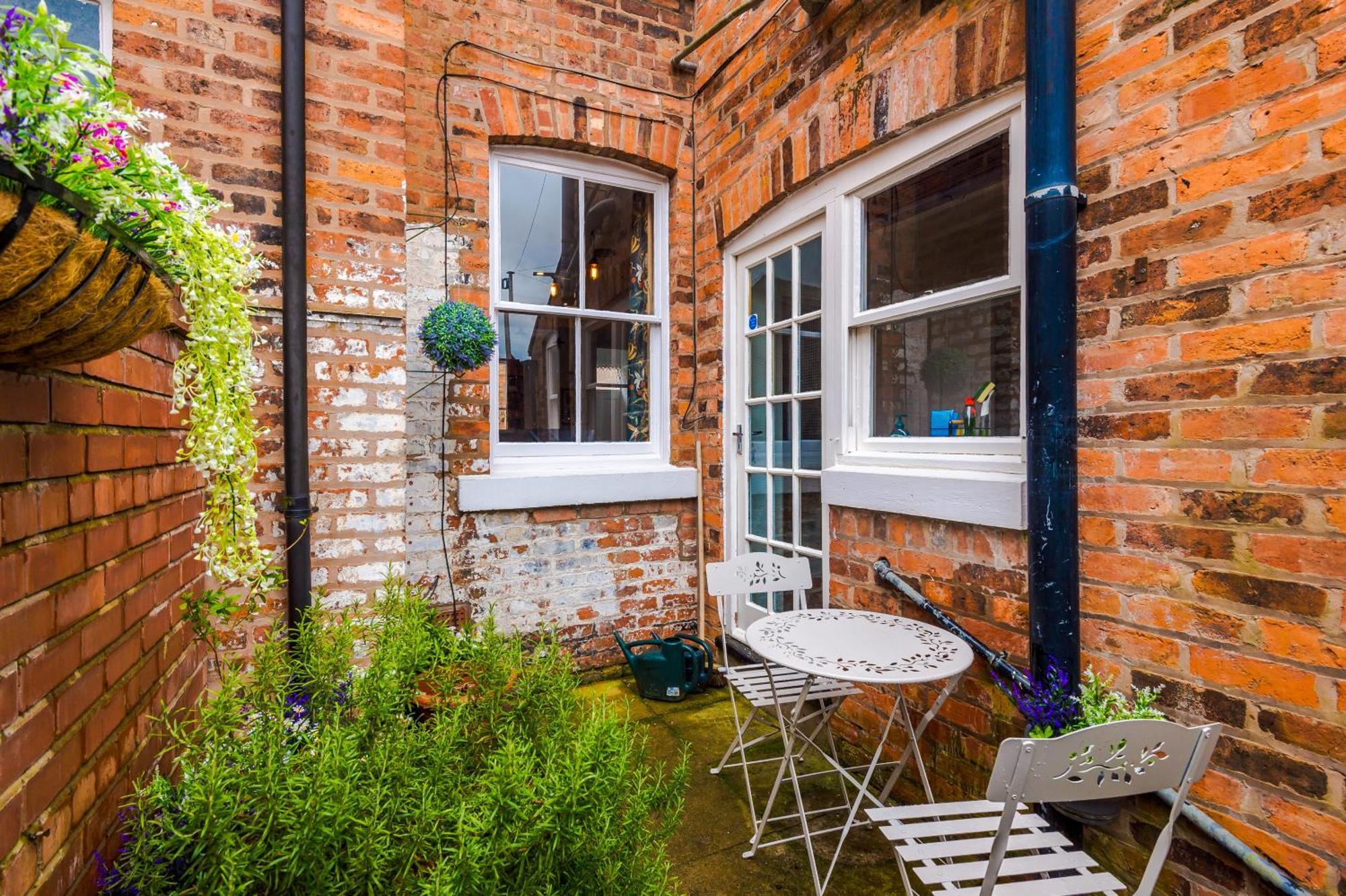 New! Stunning 2-Bed City-Centre Home In Chester By 53 Degrees Property - Ideal For Couples & Groups - Sleeps 6! Exterior photo